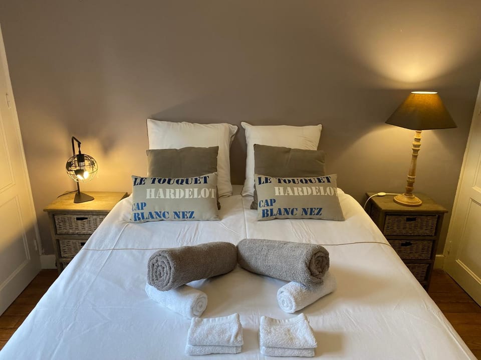 Bed, Night, Photo of the whole room, Bedroom