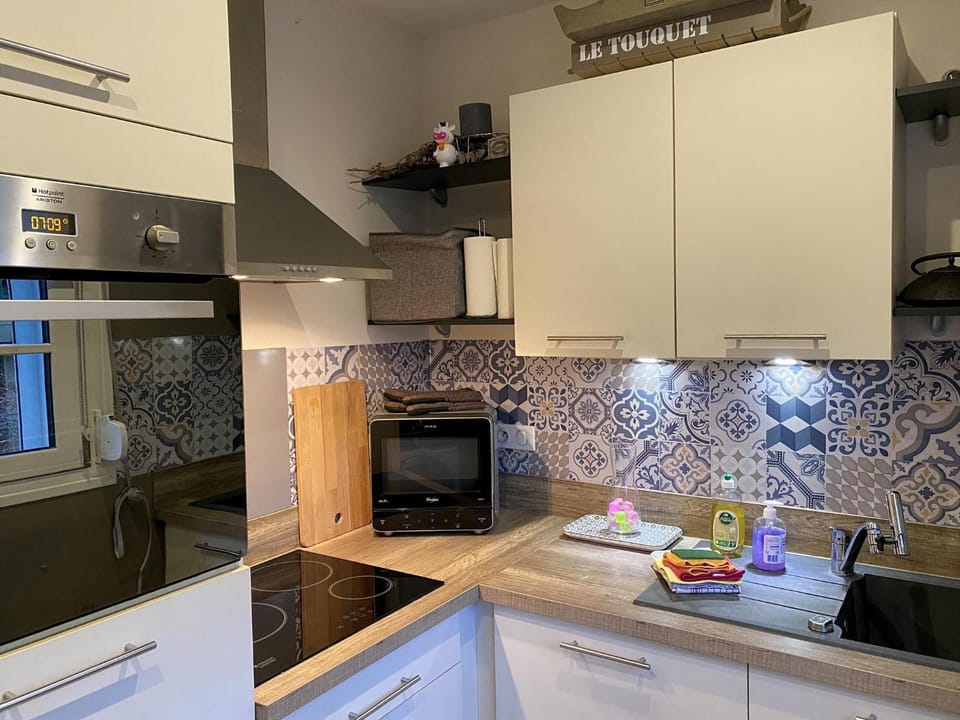 Kitchen or kitchenette, dishwasher, oven, pet friendly, stove