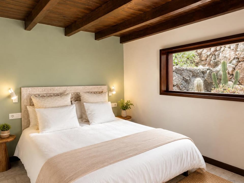 Bed, Photo of the whole room, Bedroom, Garden view