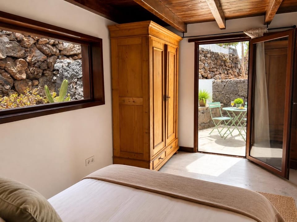 Bed, Balcony/Terrace, Photo of the whole room, Bedroom