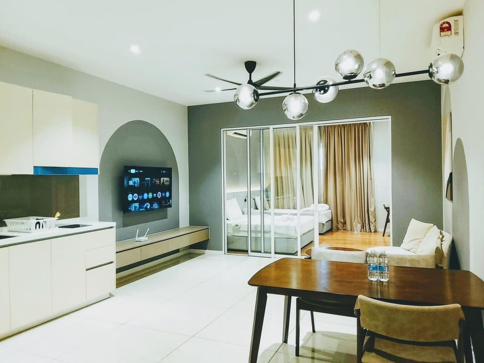 Kitchen or kitchenette, Dining area