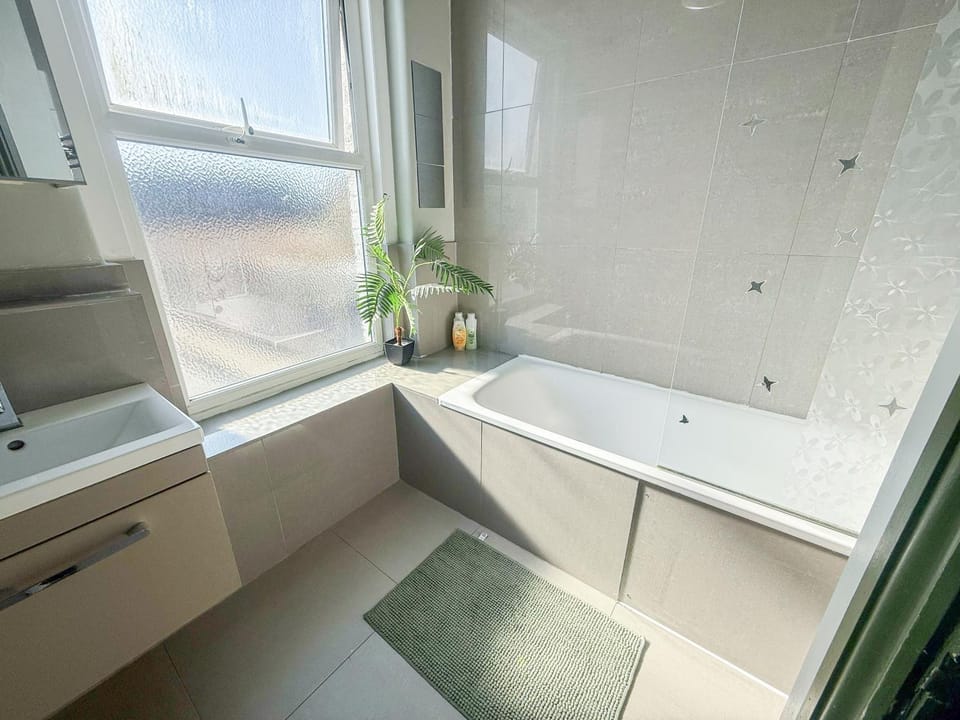 Shower, Toilet, Bathroom, Bath, hair dryier, heating