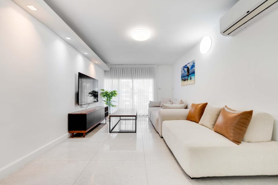 TV and multimedia, Living room, Seating area, air conditioner