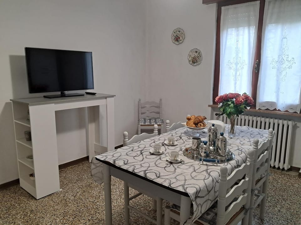 TV and multimedia, Kitchen or kitchenette, Dining area, Garden view, internet
