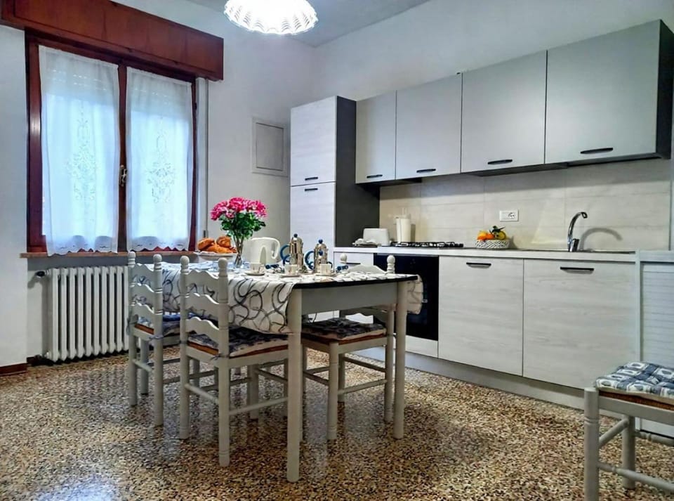 Coffee/tea facilities, Kitchen or kitchenette, Dining area, dishwasher, oven, stove, washing machine, kitchen