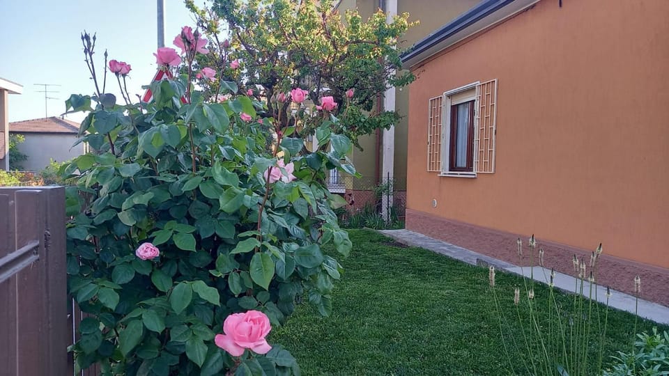 Facade/entrance, Natural landscape, Garden, Floor plan, Garden view, pet friendly