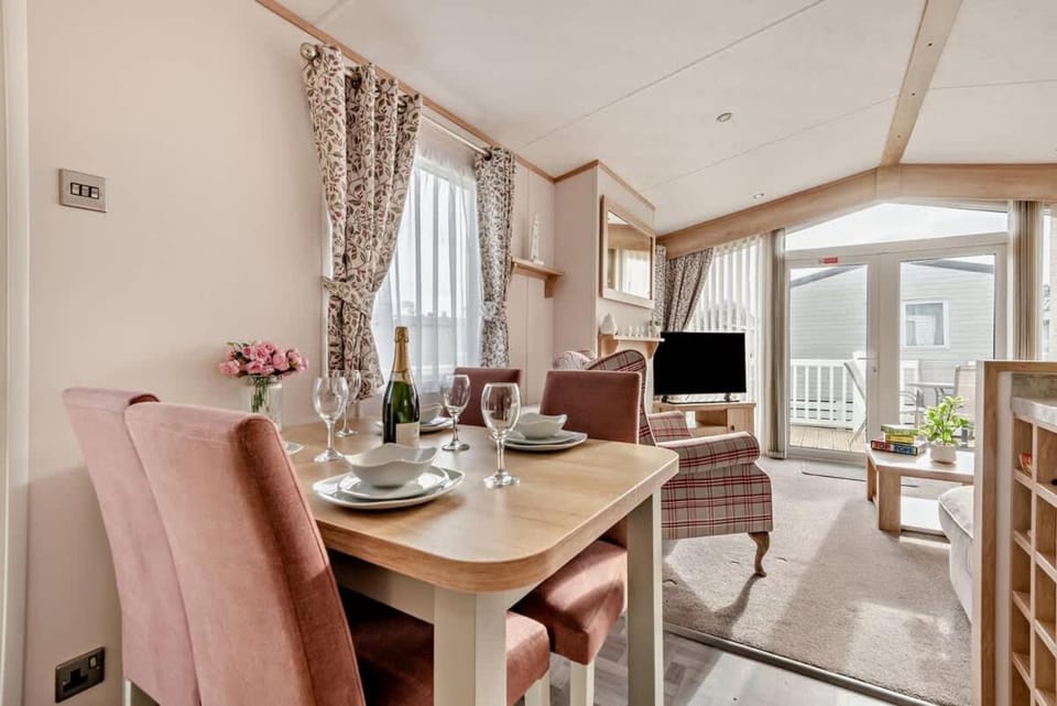 Vivian Lodge 2 Bedroom New Forest Holiday Home Hoburne Bashley Chalet in New Milton