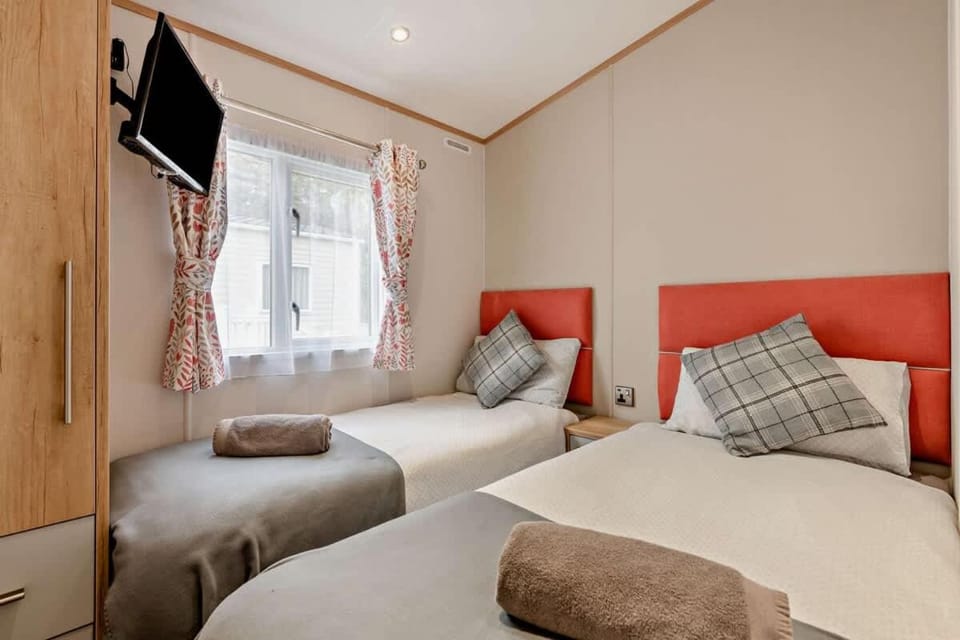 Vivian Lodge 2 Bedroom New Forest Holiday Home Hoburne Bashley Chalet in New Milton