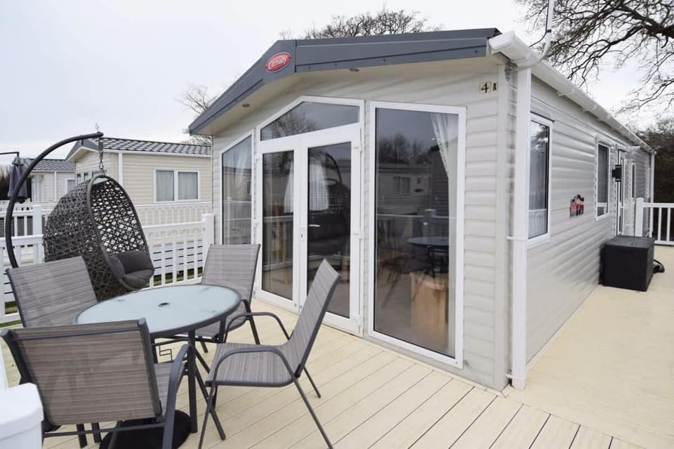 Vivian Lodge 2 Bedroom New Forest Holiday Home Hoburne Bashley Chalet in New Milton
