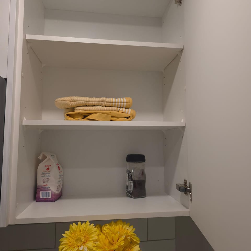 A Cheerful Home away from home Apartment in Calgary