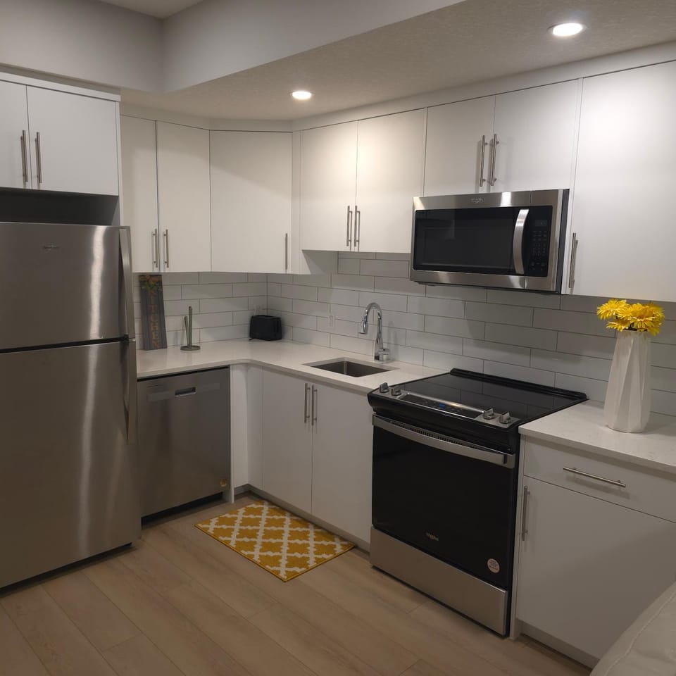 A Cheerful Home away from home Apartment in Calgary