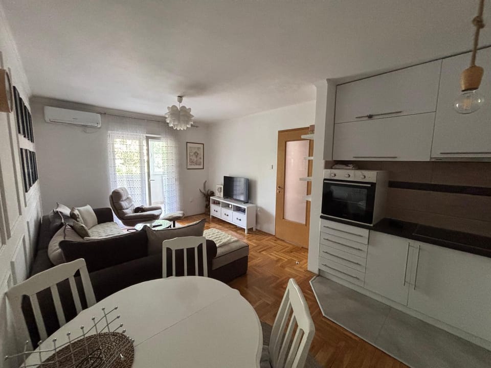 Modern apartment plus FREE parking , near city center, shopping center Big, Clinical Center of Montenegro and city quarter Apartment in Podgorica