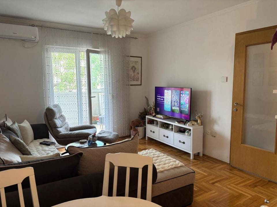 Modern apartment plus FREE parking , near city center, shopping center Big, Clinical Center of Montenegro and city quarter Apartment in Podgorica