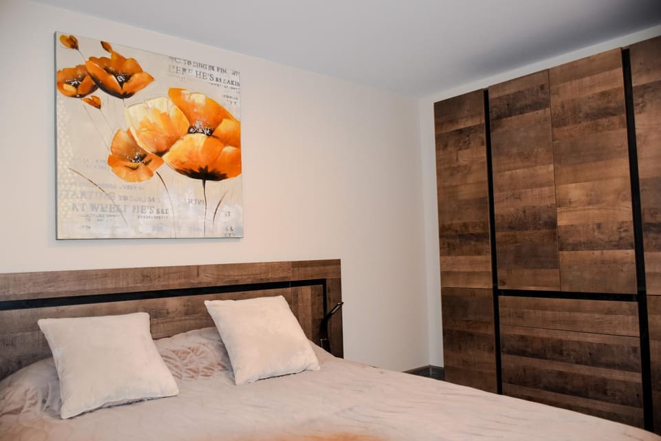 Bed, Photo of the whole room, Decorative detail, Bedroom, wardrobe