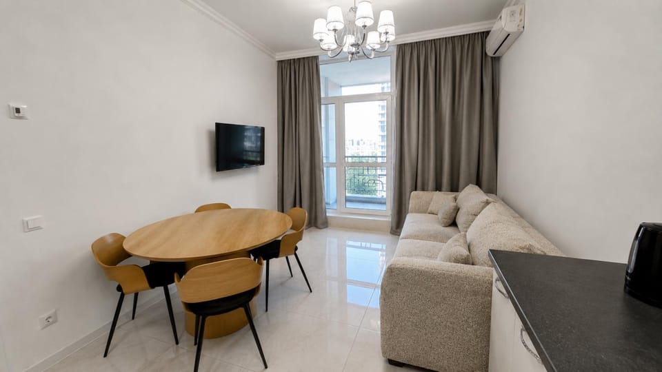 TV and multimedia, Living room, Seating area, Dining area, air conditioner