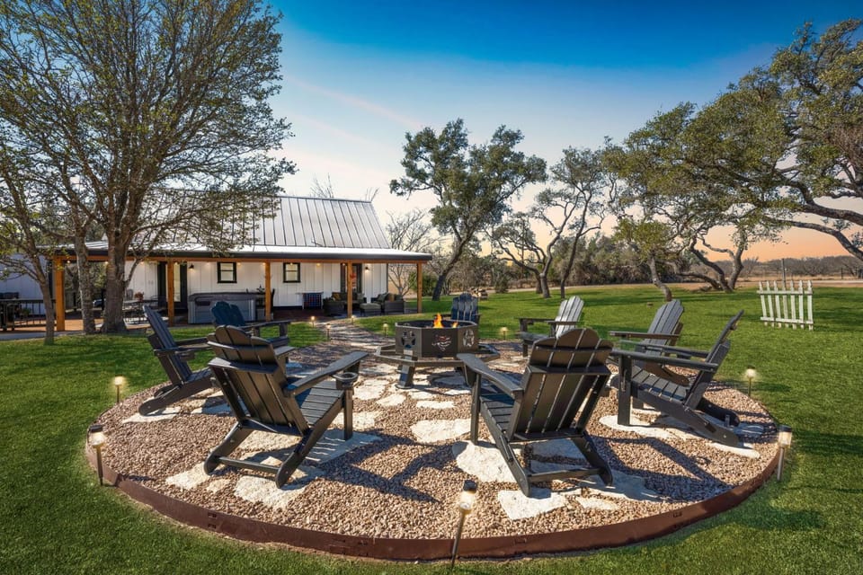 Blanco Mariposa - Hot Tub & Fire Pit House in Fredericksburg