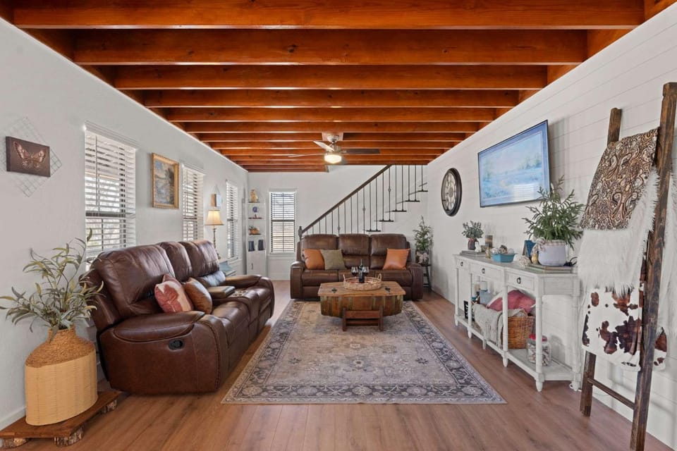Blanco Mariposa - Hot Tub & Fire Pit House in Fredericksburg