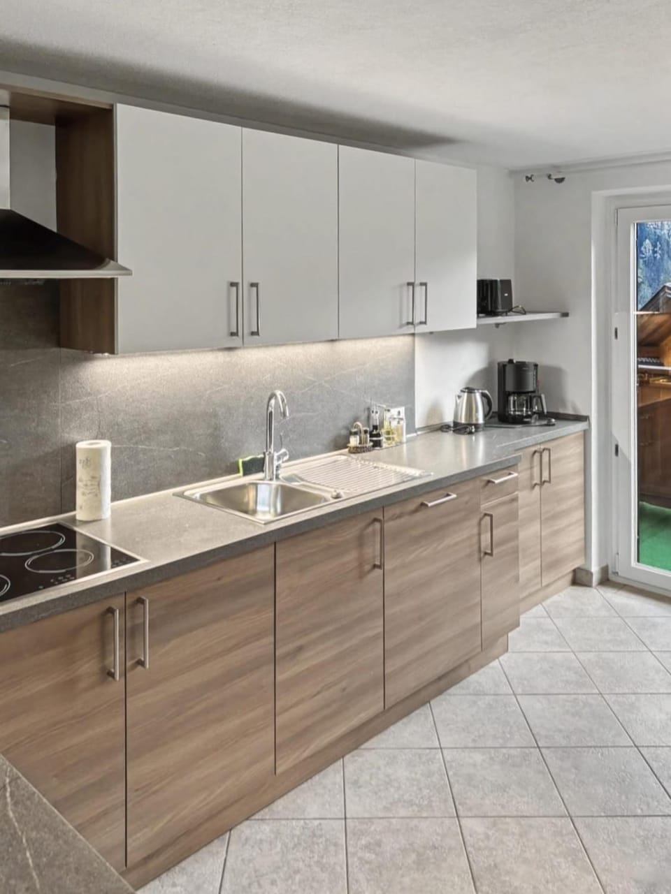 Coffee/tea facilities, Kitchen or kitchenette, dishwasher, stove, toaster, kitchen