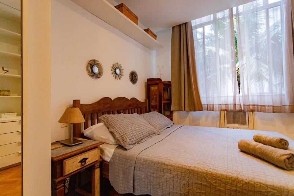 Bed, towels