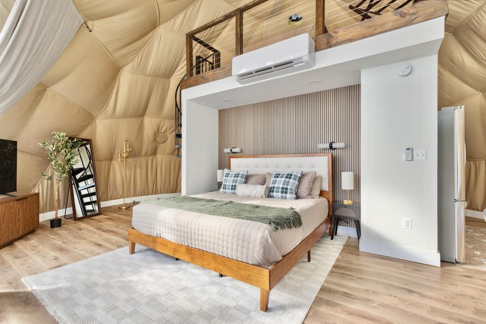 Luna Dome - Lakefront with Hot Tub, Wi-Fi, Sleeps 4 House in Shenandoah Valley