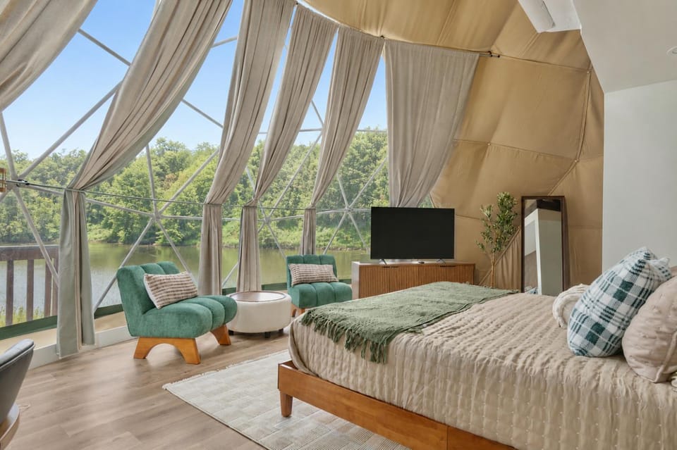 Luna Dome - Lakefront with Hot Tub, Wi-Fi, Sleeps 4 House in Shenandoah Valley