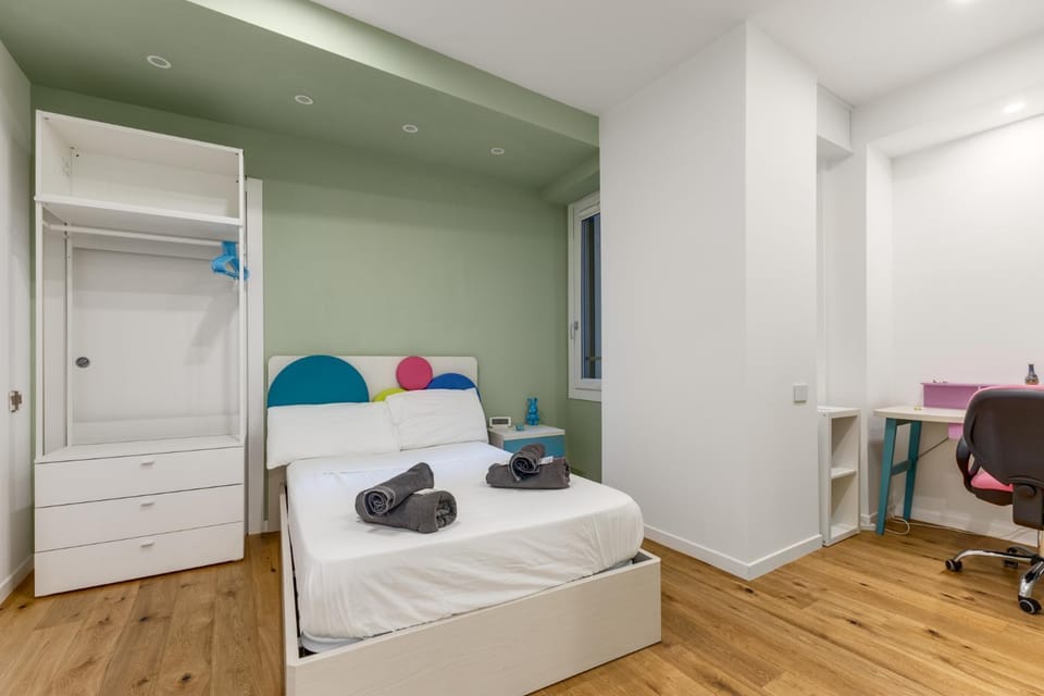 Bed, Photo of the whole room, Seating area, Bedroom, towels