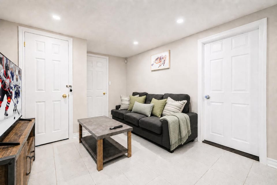 Lower-Level Classic House in Richmond Hill House in Richmond Hill