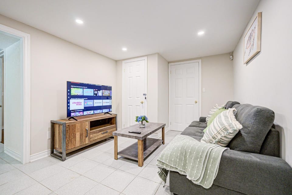 Lower-Level Classic House in Richmond Hill House in Richmond Hill