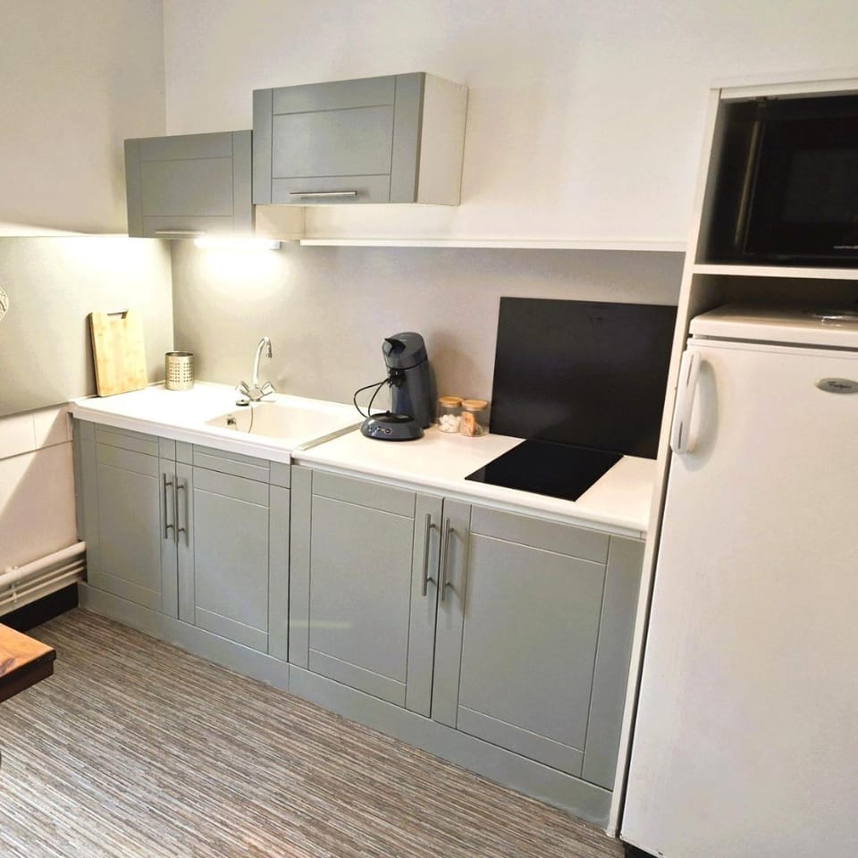 Coffee/tea facilities, microwave, stove, kitchen