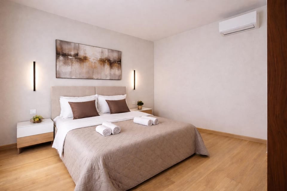 Bed, towels