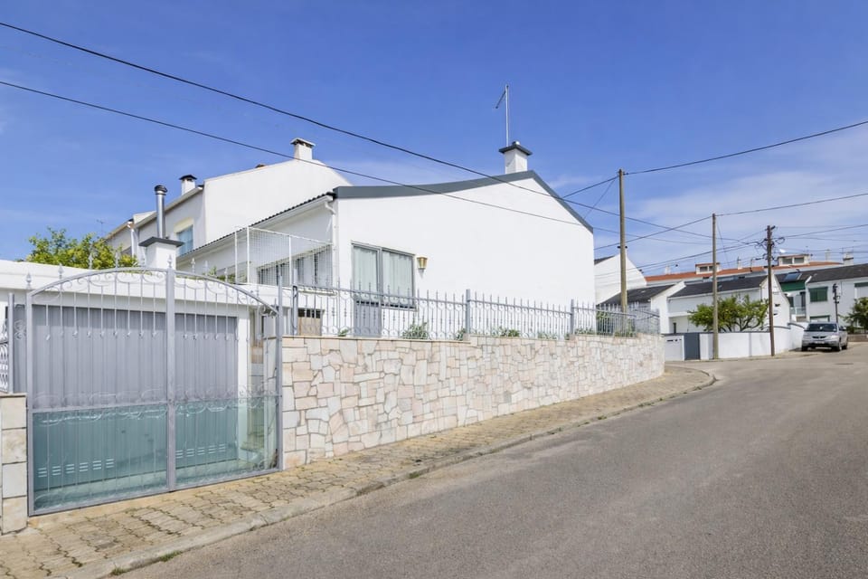 Private Room in Corroios 15 Minutes from the Beach - Quarto Privado em Corroios com Fácil Acesso à Praia e Lisboa Vacation rental in Setubal District