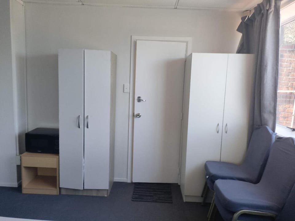 6 Beds including 2 Single Beds, and 4 Single Sofa Beds, Studio Apartment in Auckland