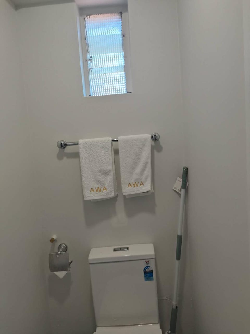 6 Beds including 2 Single Beds, and 4 Single Sofa Beds, Studio Apartment in Auckland