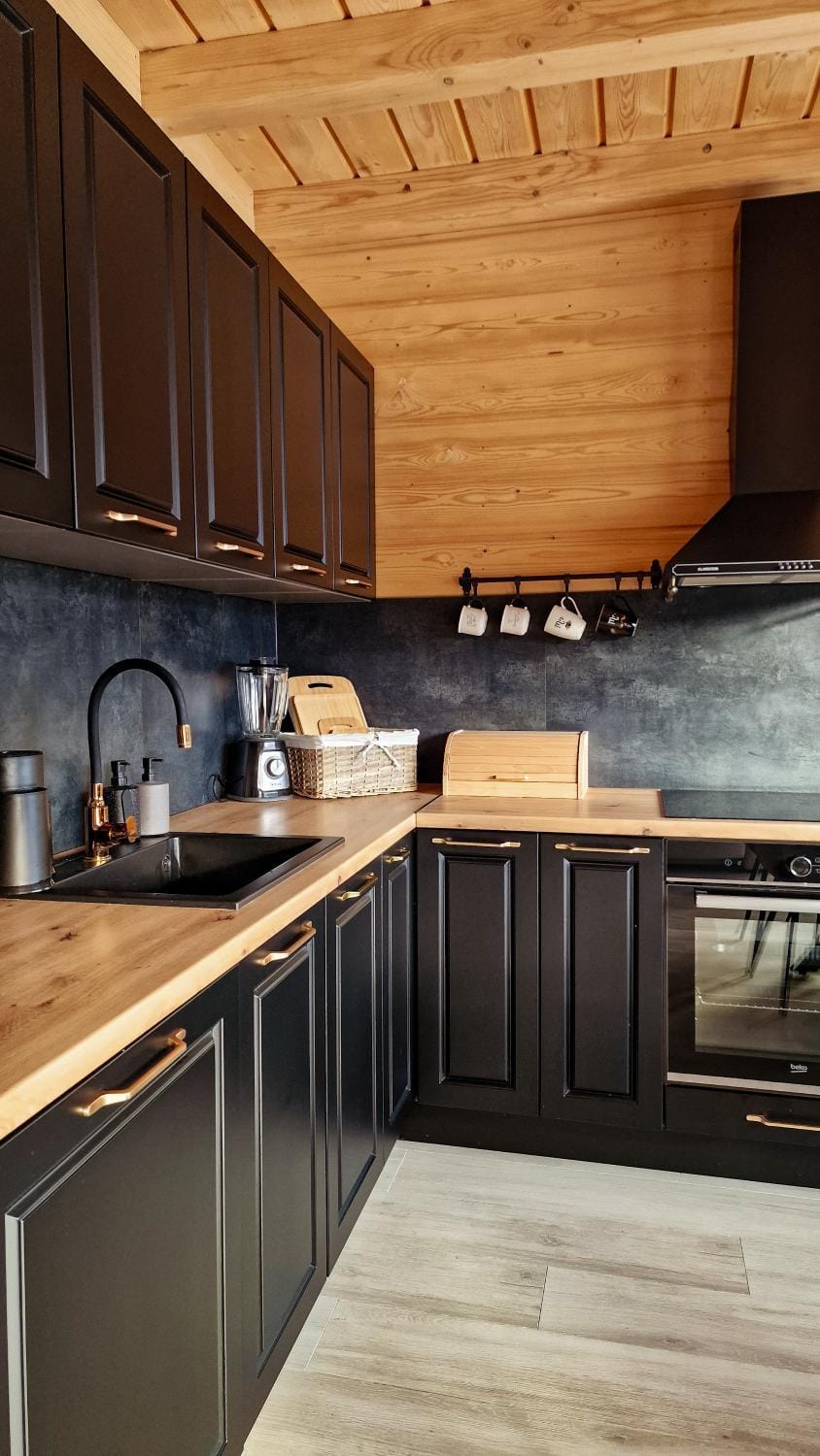 Coffee/tea facilities, Kitchen or kitchenette, stove