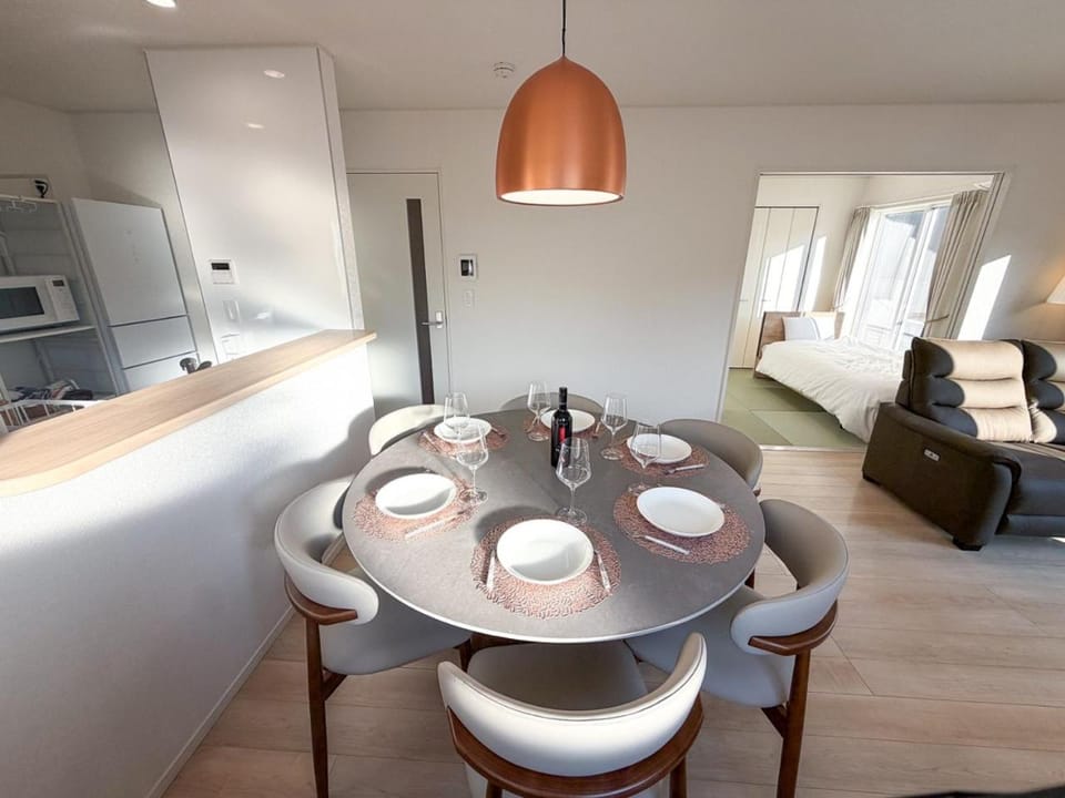Kitchen or kitchenette, Living room, Seating area, Dining area, air conditioner