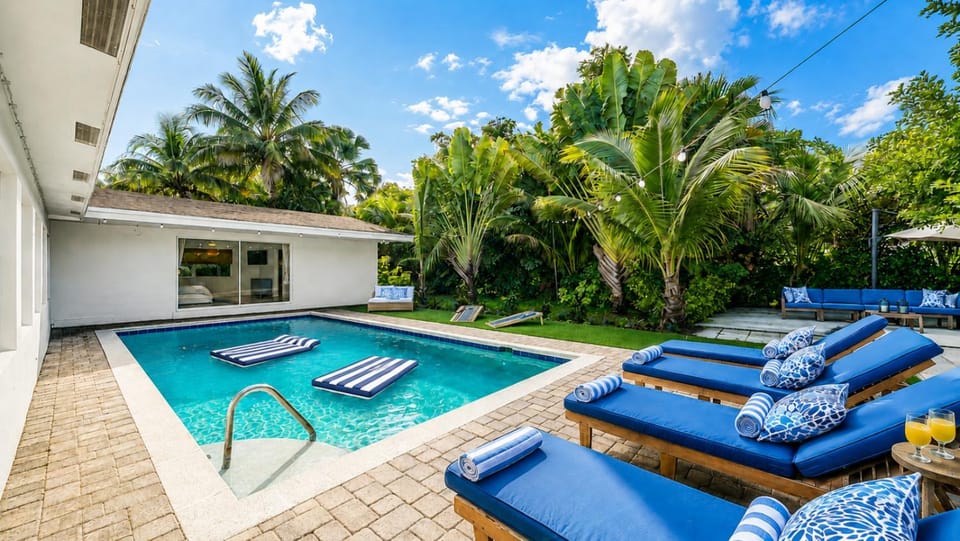Seating area, Pool view, Swimming pool, sunbed