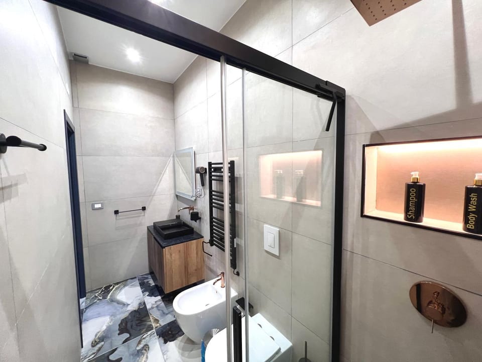 Shower, Toilet, Bathroom, towels