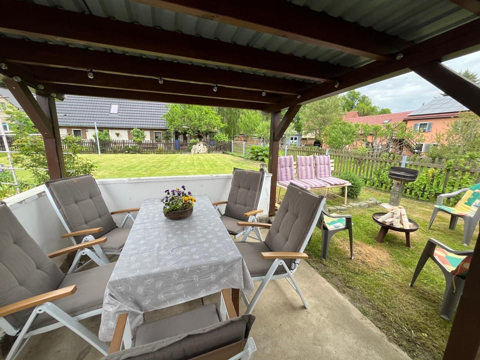 Spring, Day, Garden, Seating area, Dining area, Garden view