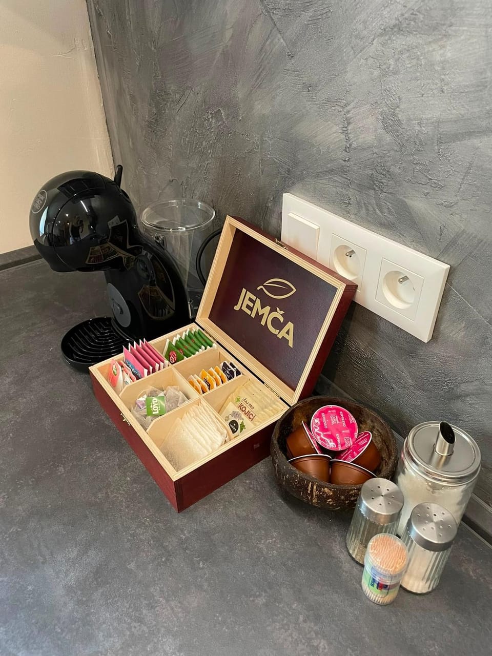 Coffee/tea facilities, Food and drinks