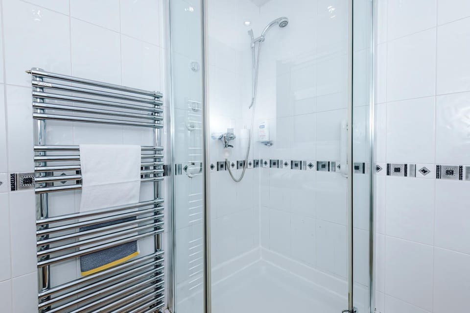 3-Bed Westhoughton M61 Parking House in England