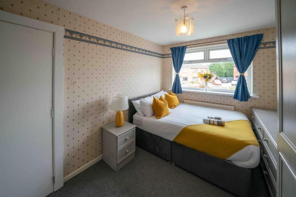 3-Bed Westhoughton M61 Parking House in England