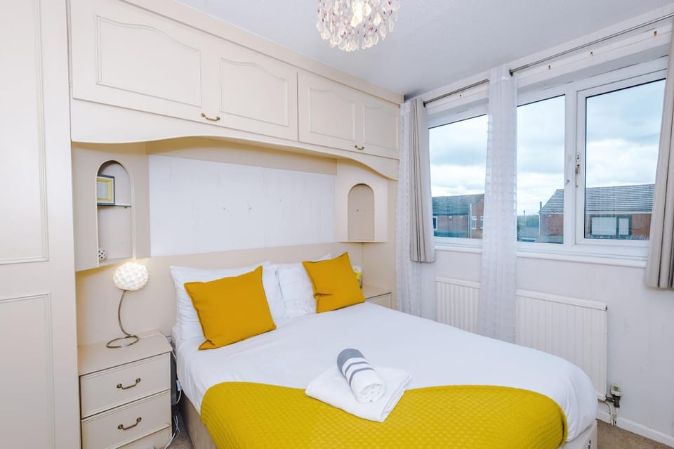 3-Bed Westhoughton M61 Parking House in England