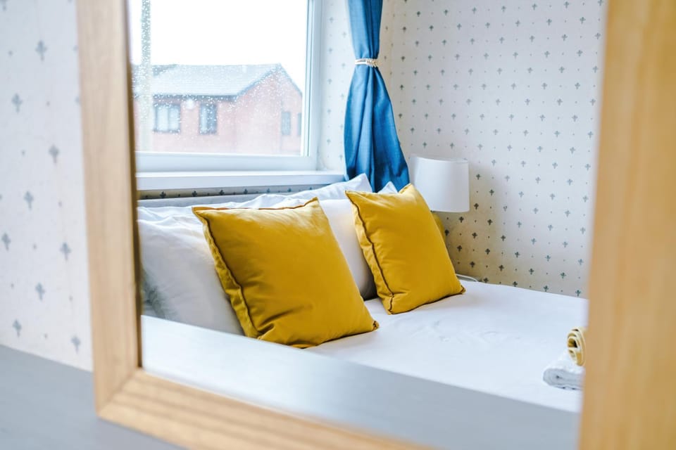 3-Bed Westhoughton M61 Parking House in England