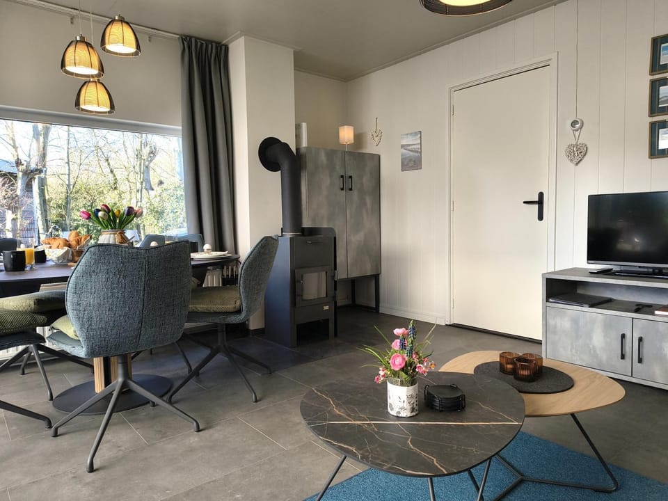 TV and multimedia, Dining area, fireplace