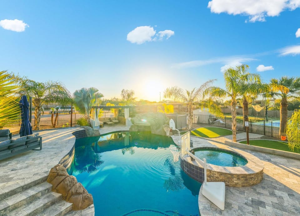 5BR Spacious Luxury Retreat Pool Views Games House in Pinnacle Peak