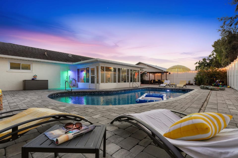 ⚓NEW! Driftwood Dreams, Heated Pool, Game Room, Min to AMI Beaches! House in Bradenton