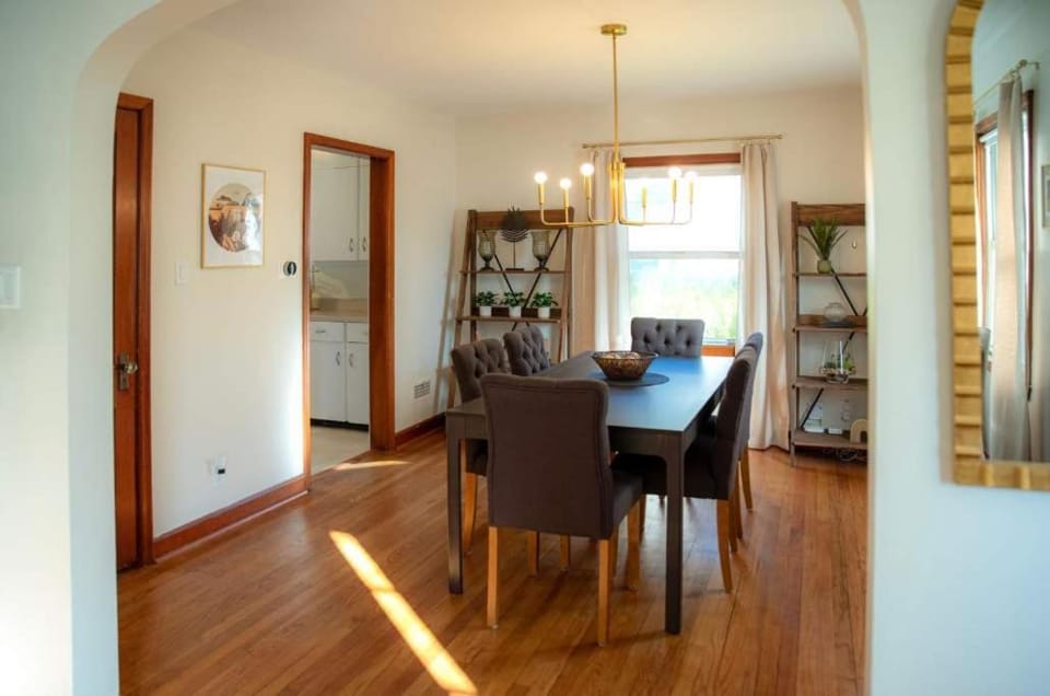 Sunny Side on Storm 3BR 3BA Retreat House in Ames