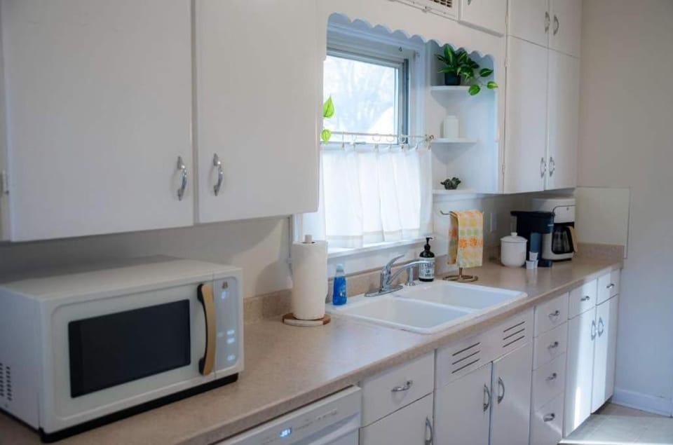 Sunny Side on Storm 3BR 3BA Retreat House in Ames