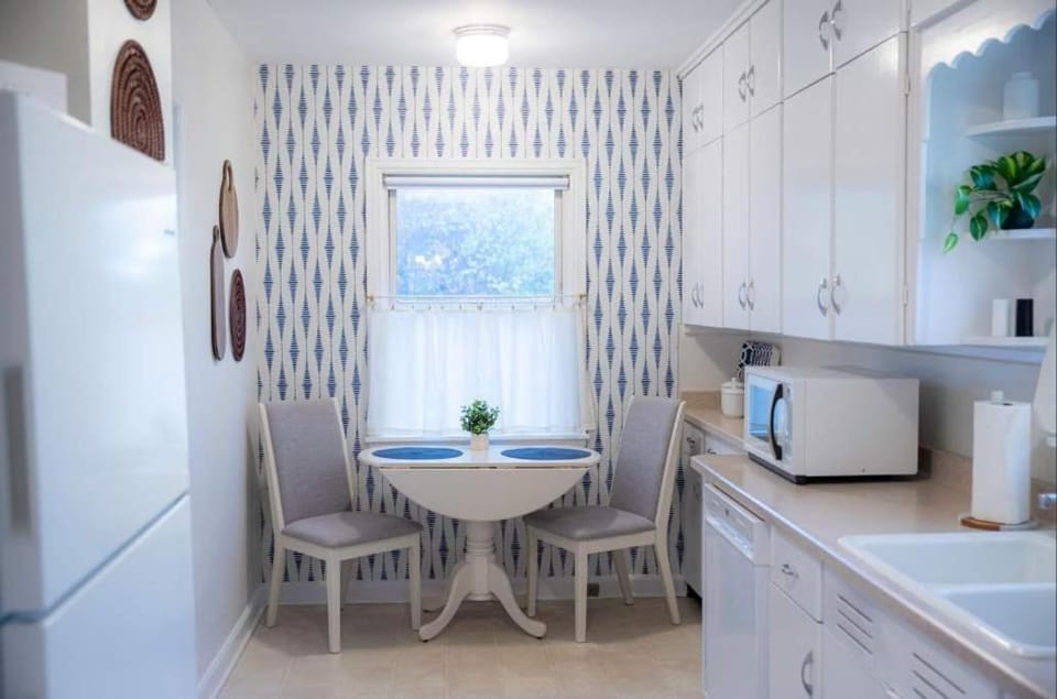 Sunny Side on Storm 3BR 3BA Retreat House in Ames