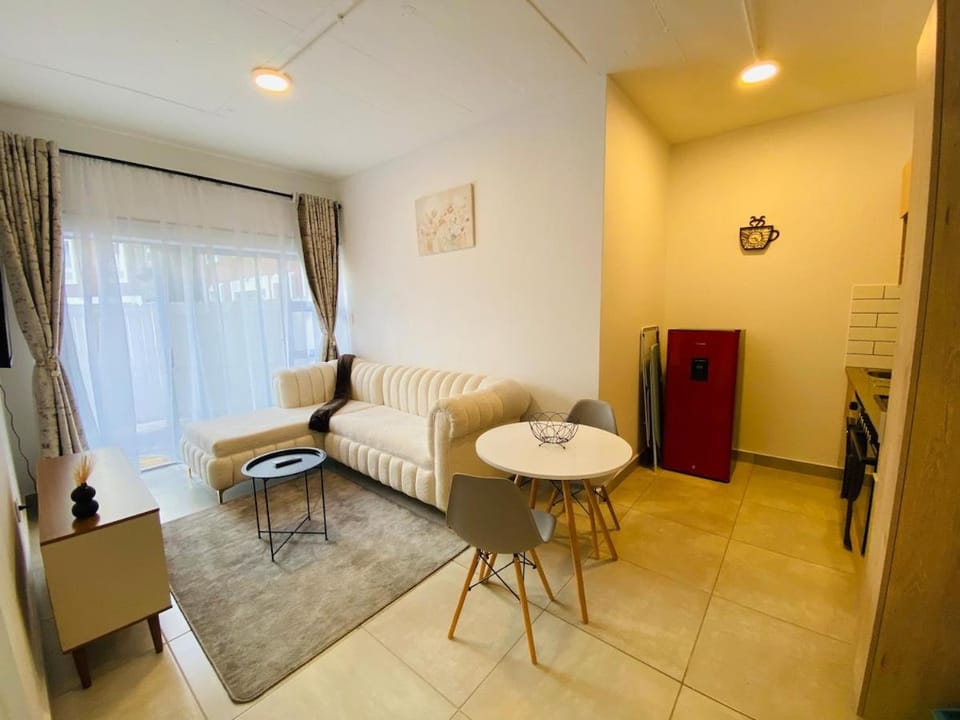 Simi's Comfort in Sandton Illovo Circa Apartment in Sandton